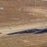 A aeronave militar caiu no solo por volta das 11h20, horário do Pacífico, na segunda-feira, após partir da Base Aérea de Edwards, na Califórnia.