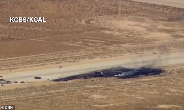 A aeronave militar caiu no solo por volta das 11h20, horário do Pacífico, na segunda-feira, após partir da Base Aérea de Edwards, na Califórnia.