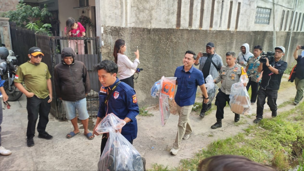Olah TKP, Polisi Angkut Barang Bukti de Lokasi Penyekapan e Penyiksaan YTR