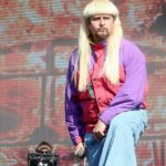 Oliver Tree se apresentando.