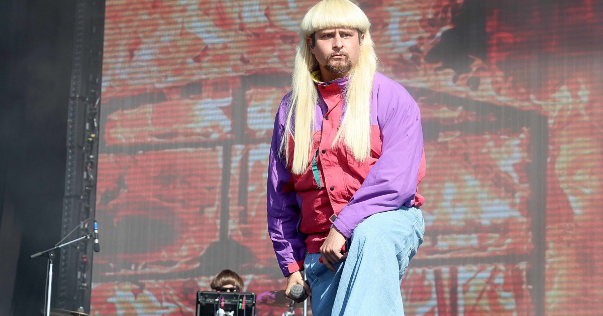 Oliver Tree se apresentando.