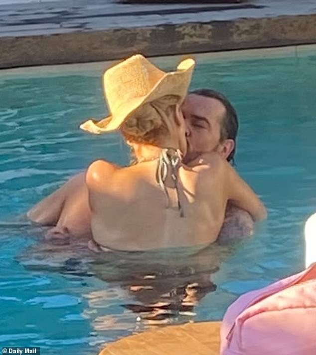 Pete Wicks e Olivia Attwood mostraram que seu romance ainda está forte enquanto faziam as malas no PDA durante outra escapadela romântica para St Tropez