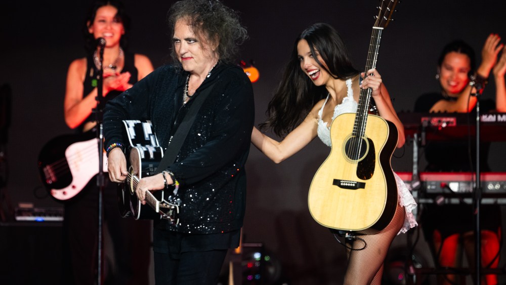 Olivia Rodrigo revela que novo álbum tem dueto com Robert Smith do Cure por meio de estreia surpresa de 'What's Wrong With Me' no Primavera Sound