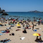 Banhistas em Marselha, França. Esta manhã, o primeiro-ministro francês, Sebastien Lecornu, convocou uma reunião de crise com 14 dos seus ministros em meio ao calor crescente em todo o país.