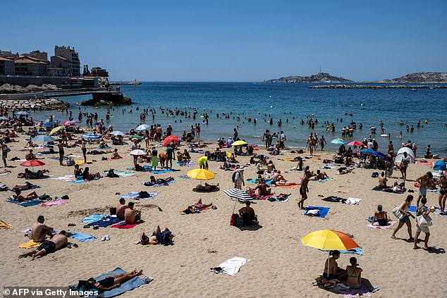 Banhistas em Marselha, França. Esta manhã, o primeiro-ministro francês, Sebastien Lecornu, convocou uma reunião de crise com 14 dos seus ministros em meio ao calor crescente em todo o país.
