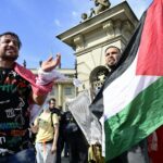 Homem é levado por policiais durante manifestação pró-palestinos do grupo