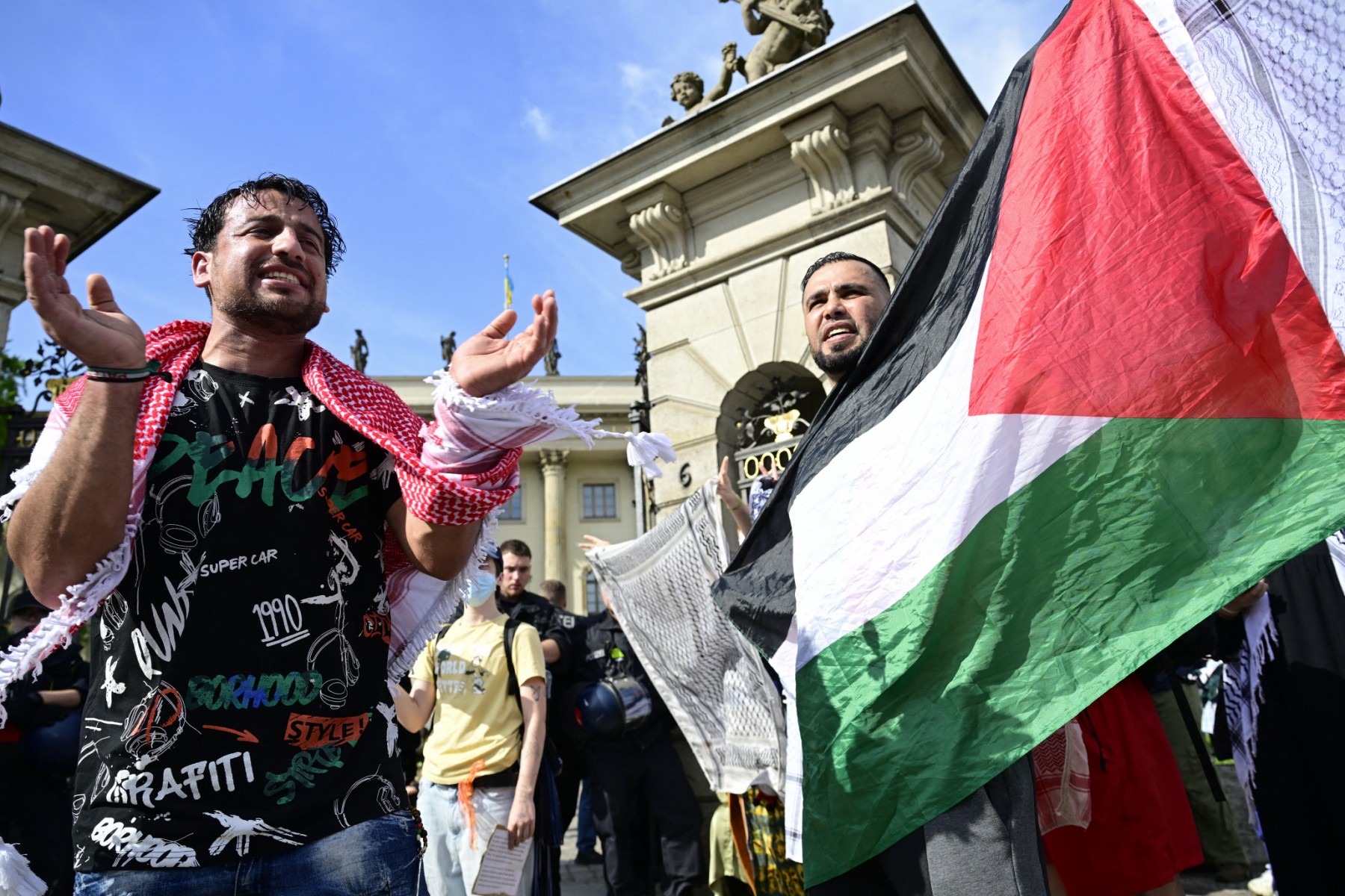 Homem é levado por policiais durante manifestação pró-palestinos do grupo