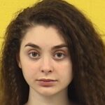 O pai de Mackenzie Shirilla a chama de 'burra de 18 anos' enquanto grita com os policiais em uma filmagem de Bodycam