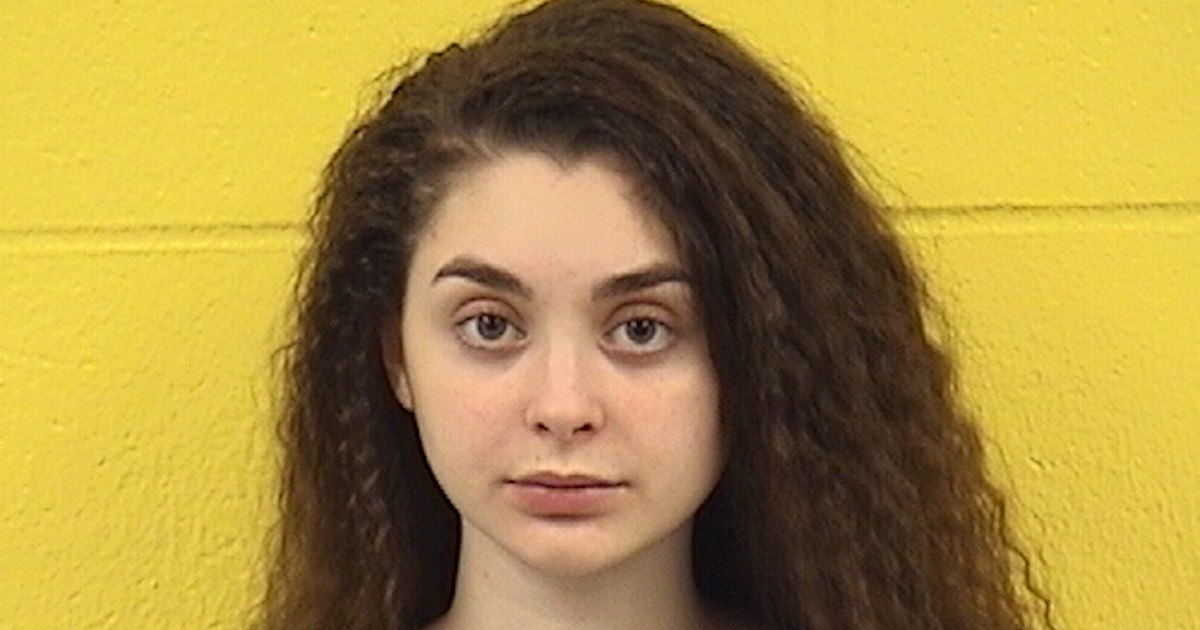 O pai de Mackenzie Shirilla a chama de 'burra de 18 anos' enquanto grita com os policiais em uma filmagem de Bodycam