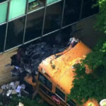 Ônibus escolar em St. Paul, MN bate em prédio de universidade