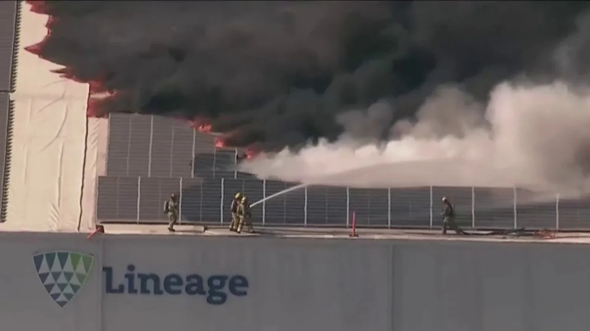 Ordem de abrigo no local emitida em Los Angeles devido a um grande incêndio em um prédio comercial