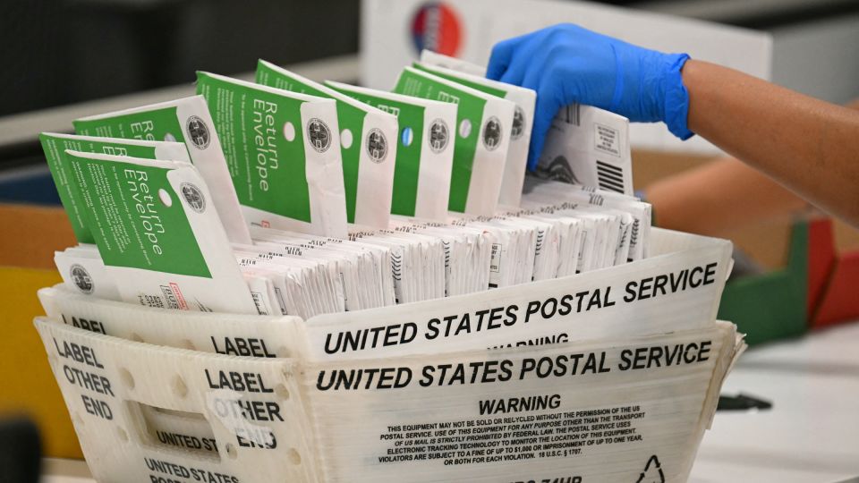 Uma urna eleitoral fica do lado de fora do escritório eleitoral do condado de Contra Costa em 27 de maio, em Martinez, Califórnia. -Benjamin Fanjoy/Getty Images