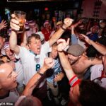 O torcedor inglês Andy Milne, conhecido como 'Aquele cara da Copa do Mundo', estava entre os milhares de torcedores que festejaram em Boston na noite de segunda-feira.