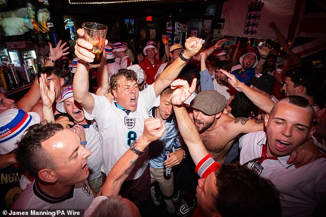O torcedor inglês Andy Milne, conhecido como 'Aquele cara da Copa do Mundo', estava entre os milhares de torcedores que festejaram em Boston na noite de segunda-feira.