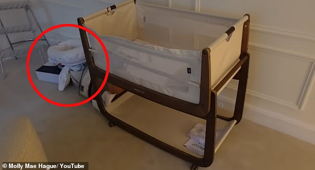 Os fãs de Molly-Mae Hague descobriram uma pista reveladora que aparentemente revela o sexo de seu segundo filho depois de avistarem um ‘cobertor azul’ ao lado de um berço em seu recente vídeo no YouTube