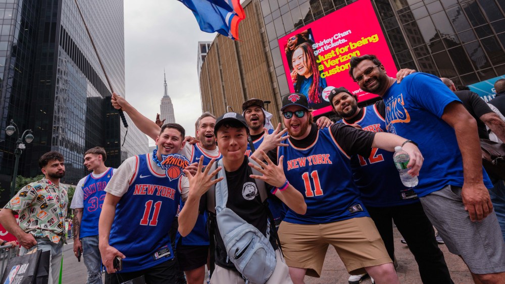 Os fãs do Knicks acham que Trump amaldiçoou o time. Então eles queimaram sálvia e protestaram contra as barricadas do lado de fora do MSG