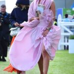 Os participantes da corrida foram vistos se abrigando sob jaquetas, guarda-chuvas e chapéus sob o céu cinzento no sábado, enquanto corriam pelas ruas geralmente sonolentas da vila de Kemble, antes do Epsom Derby.