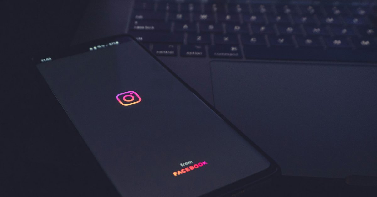 Os hackers enganaram a Meta AI para deixá-los assumir o controle de contas de alto perfil | Foto discreta mostra a abertura do aplicativo em um smartphone colocado em cima de um teclado MacBook