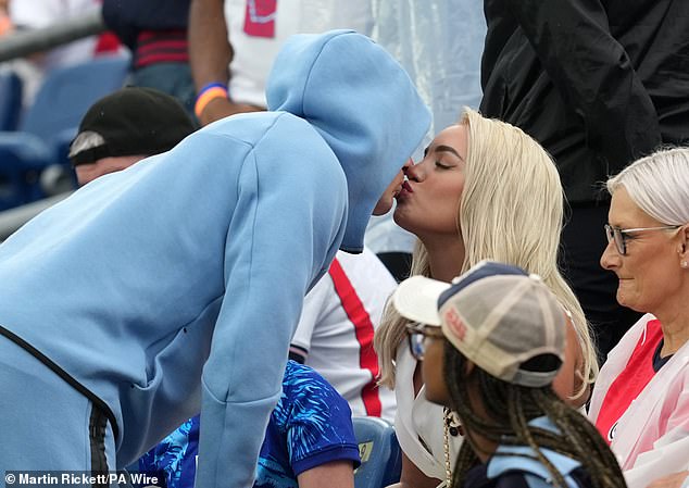 Jordan Pickford beija sua esposa Megan após a partida da Inglaterra na noite passada