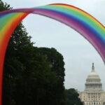 Uma faixa de arco-íris tremula perto do Capitólio dos EUA durante o Rally Internacional WorldPride e Marcha em Washington pela Liberdade em 8 de junho de 2025.
