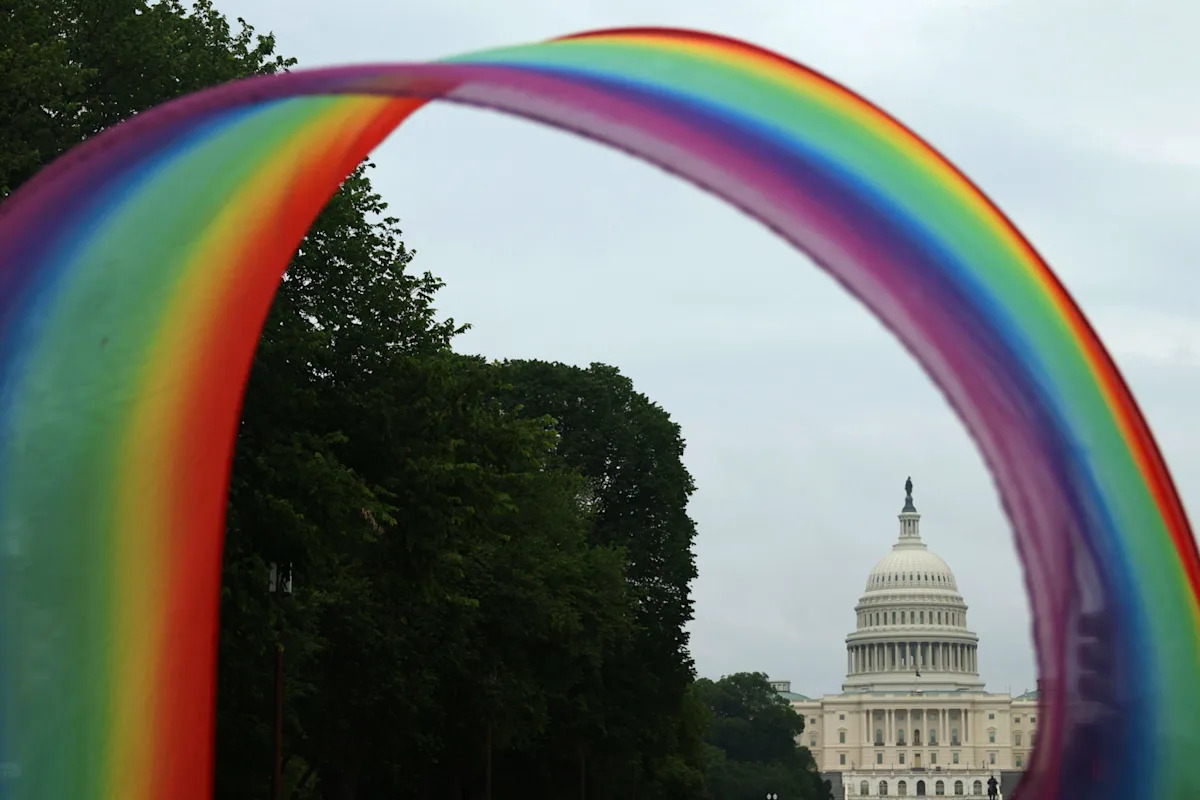 Uma faixa de arco-íris tremula perto do Capitólio dos EUA durante o Rally Internacional WorldPride e Marcha em Washington pela Liberdade em 8 de junho de 2025.