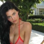 Os momentos mais quentes do biquíni de Kylie Jenner ao longo dos anos: push up tops e mais