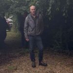 David Moore, 63, dono da Breach House com sua esposa, Dawn, 59, aborda os moradores locais que filmam a cena enquanto os funcionários municipais removem as barreiras da passagem