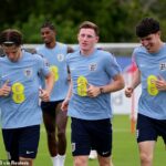 A notícia da lesão (direita) do Livramento chega apenas um dia antes da Inglaterra enfrentar a Croácia na estreia do Grupo L, em Dallas, na quarta-feira, e está longe de ser ideal para o técnico dos Três Leões