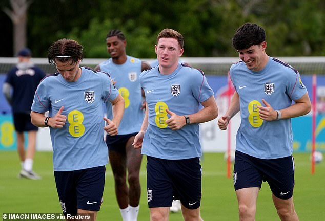 A notícia da lesão (direita) do Livramento chega apenas um dia antes da Inglaterra enfrentar a Croácia na estreia do Grupo L, em Dallas, na quarta-feira, e está longe de ser ideal para o técnico dos Três Leões