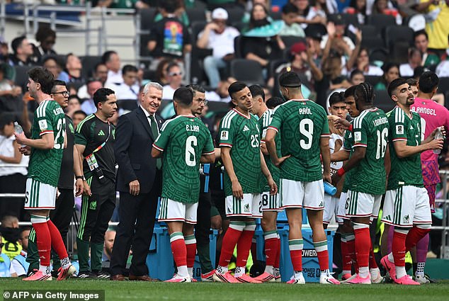 A Fox irritou os telespectadores da Copa do Mundo ao cortar para um comercial durante uma pausa para hidratação na partida de abertura entre México e África do Sul.