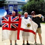 Gary Allen (C), seu filho Cullen (R) e Steve Dawson - também conhecido como Texas Steve (L) se reuniram na partida Inglaterra x Croácia.