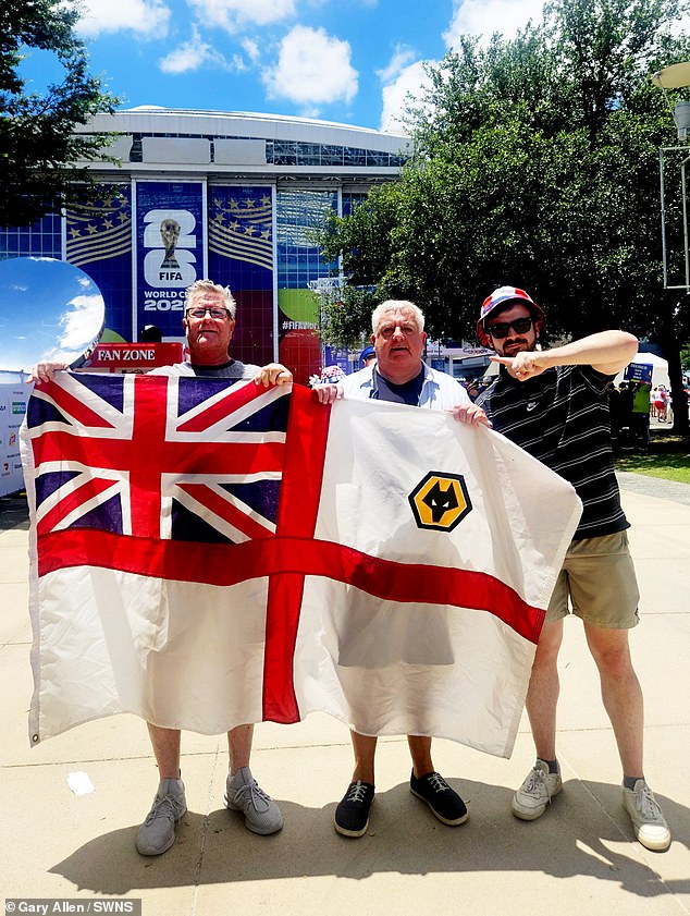 Gary Allen (C), seu filho Cullen (R) e Steve Dawson - também conhecido como Texas Steve (L) se reuniram na partida Inglaterra x Croácia.