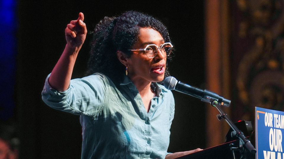 Os tweets excluídos da conta de Darializa Avila Chevalier tinham referências favoráveis ​​aos líderes comunistas e ao marxismo