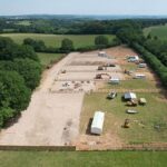 HAMPSHIRE: Imagem aérea mostra um campo sendo asfaltado para dar lugar a um local de viagem