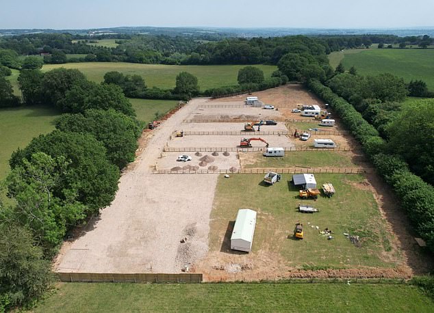 HAMPSHIRE: Imagem aérea mostra um campo sendo asfaltado para dar lugar a um local de viagem