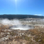 USGS - FOTO: Olhando para o sul, em direção a Black Diamond Pool (área azul fumegante no meio à esquerda) ao longo de uma fissura que se formou durante uma pequena explosão hidrotérmica em 13 de junho de 2026, em Biscuit Basin, Parque Nacional de Yellowstone.