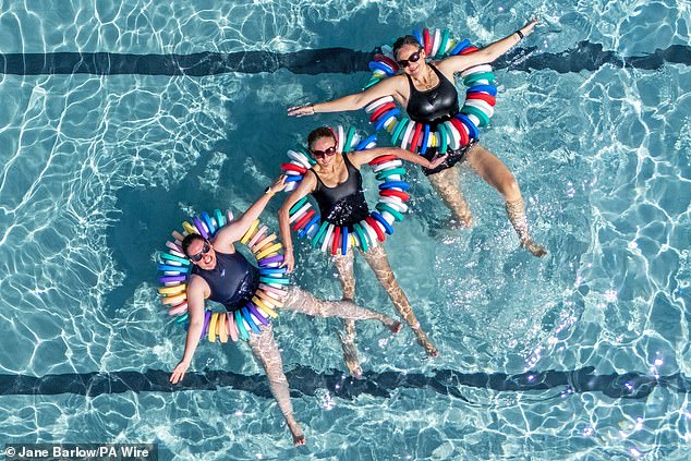 Três nadadores na piscina Cumnock em East Ayrshire na onda de calor na última quinta-feira