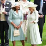 Carole Middleton adaptou outra roupa de casamento real ao usar o mesmo vestido verde menta do casamento do Príncipe Harry e Meghan Markle em 2018 com o Royal Ascot hoje. Ela é vista conversando com a Rainha Camilla no hipódromo de Berkshire