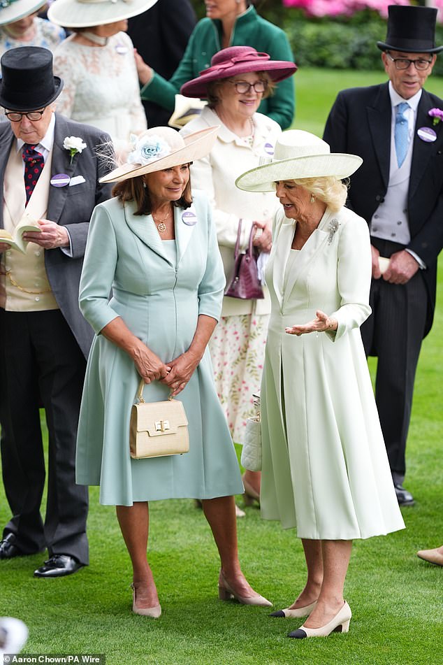 Carole Middleton adaptou outra roupa de casamento real ao usar o mesmo vestido verde menta do casamento do Príncipe Harry e Meghan Markle em 2018 com o Royal Ascot hoje. Ela é vista conversando com a Rainha Camilla no hipódromo de Berkshire