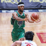 Jerrick Ahanmisi (com bola) ainda tem grandes esperanças na candidatura do Terrafifirma aos playoffs.