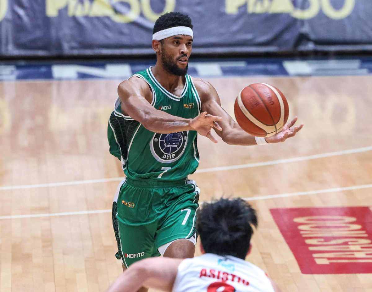 Jerrick Ahanmisi (com bola) ainda tem grandes esperanças na candidatura do Terrafifirma aos playoffs.