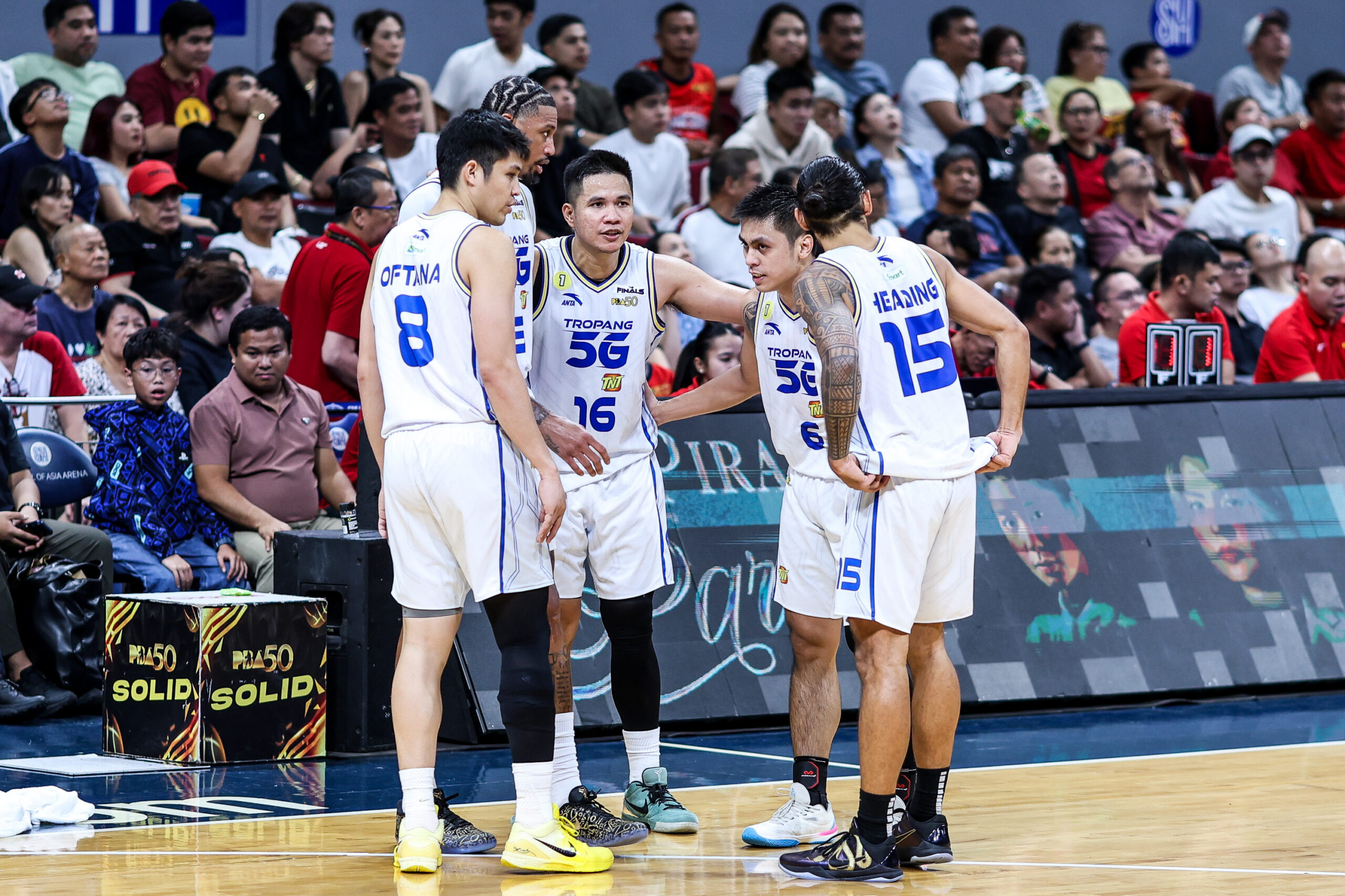 Roger Pogoy e TNT Tropang 5G durante o jogo 7 das finais da PBA Commissioner's Cup de 2026 contra Barangay Ginebra Gin Kings.