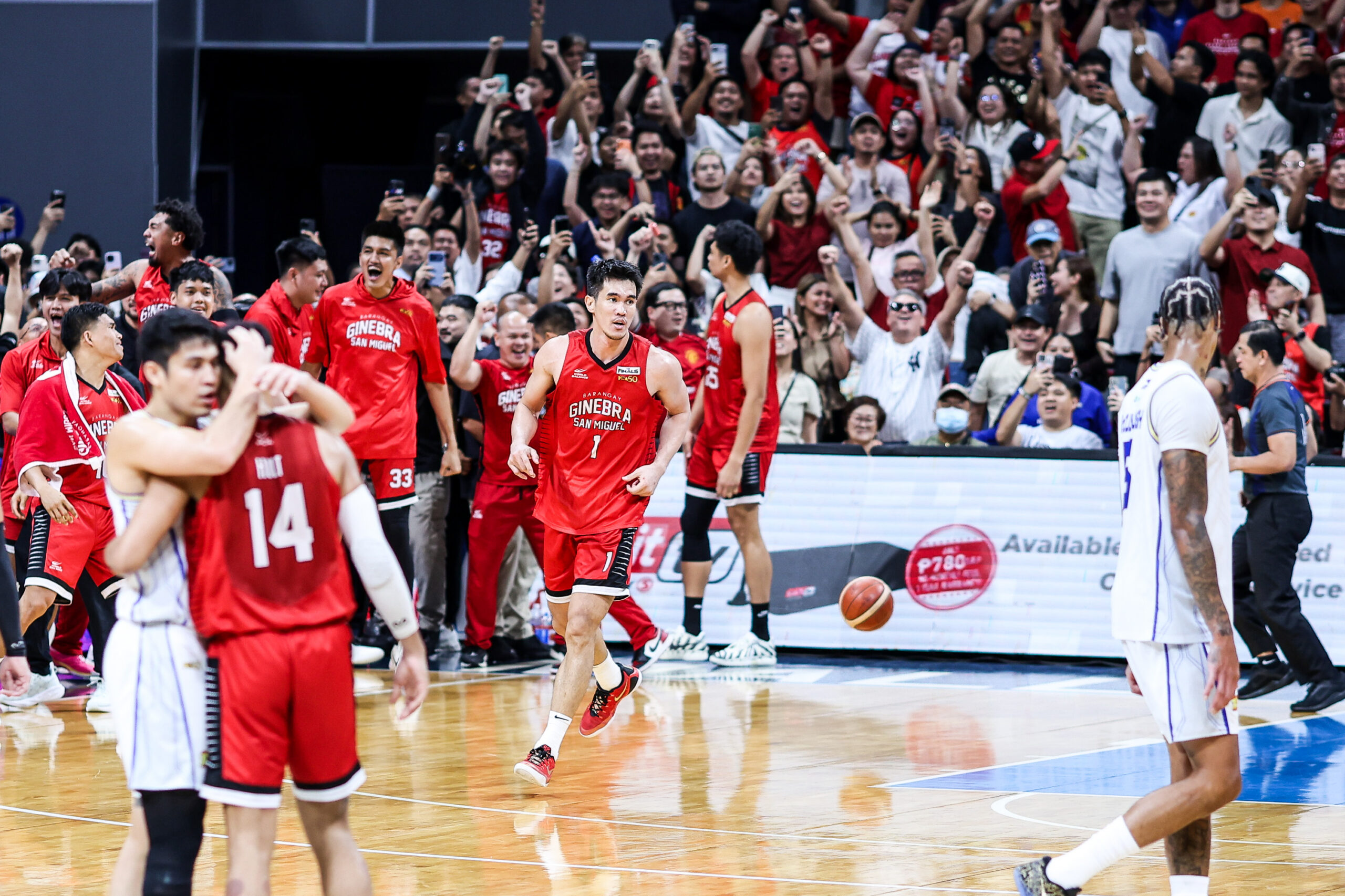 Troy Rosario de Barangay Ginebra Gin Kings durante o jogo 7 das finais da PBA Commissioner's Cup de 2026 contra TNT Tropang 5G.