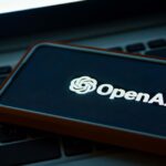 Uma violação de segurança significa que você deve atualizar o aplicativo ChatGPT Mac | A foto mostra o logotipo da OpenAI em um telefone sentado em um laptop