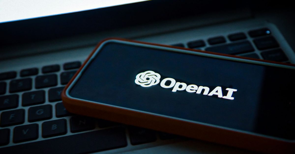 Uma violação de segurança significa que você deve atualizar o aplicativo ChatGPT Mac | A foto mostra o logotipo da OpenAI em um telefone sentado em um laptop