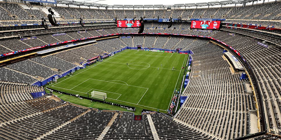 Panamá x Inglaterra - Copa do Mundo AO VIVO: Notícias da equipe de três Leões VAZAM com Thomas Tuchel pronto para fazer uma chamada surpresa como lateral-direito após a lesão de Reece James - enquanto os WAGs dão seu apoio às estrelas