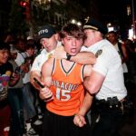 Pandemônio em Nova York enquanto torcedores dos Knicks inundam as ruas após um retorno histórico - enquanto torcedores quebram táxis amarelos e explosivos leves enquanto agitam bandeiras palestinas