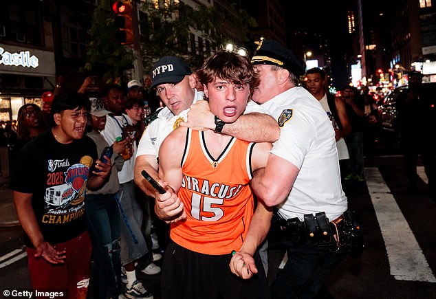 Pandemônio em Nova York enquanto torcedores dos Knicks inundam as ruas após um retorno histórico - enquanto torcedores quebram táxis amarelos e explosivos leves enquanto agitam bandeiras palestinas