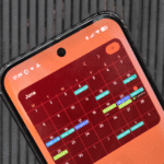 Mulher sorridente usando um smartphone em frente a um ícone do Google Agenda, cercado por uma paleta de cores, um sino de notificação desativado e um rótulo