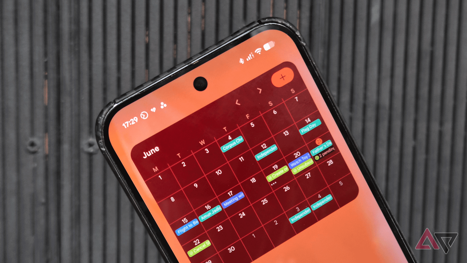 Mulher sorridente usando um smartphone em frente a um ícone do Google Agenda, cercado por uma paleta de cores, um sino de notificação desativado e um rótulo